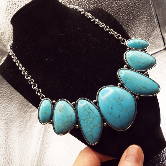 TURQUOISE DYED HOWLITE STONE ODD SHAPED PIECES COLLAR SILVERY NECKLACE 24 - Picture 1 of 2